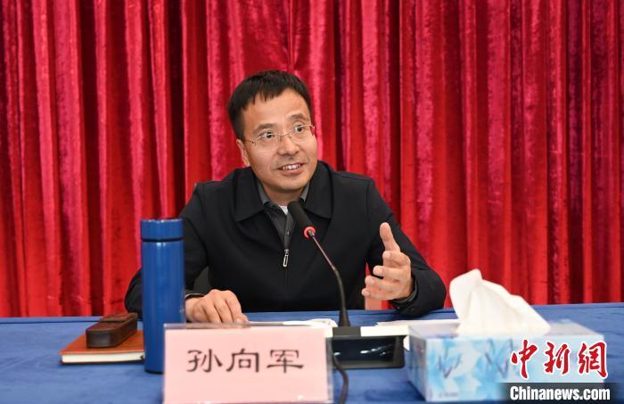 圖為西藏自治區(qū)黨委宣傳部副部長、自治區(qū)社科院黨組書記孫向軍主持活動?！≮w朗 攝