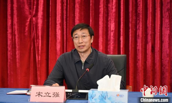 圖為西藏自治區(qū)黨委組織部副部長、第十批援藏干部人才總領(lǐng)隊宋立強(qiáng)致辭。