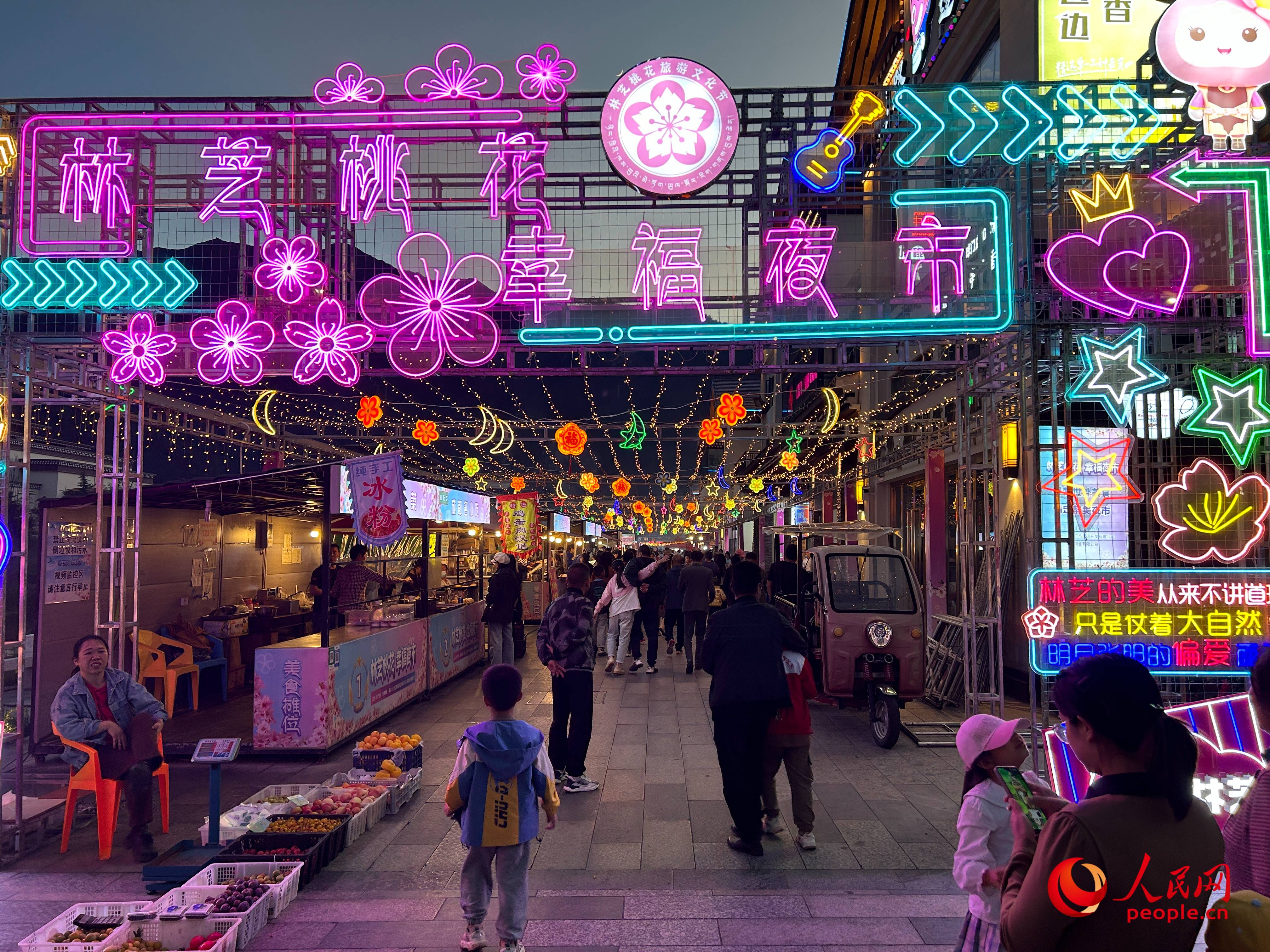 工布公園里的夜市，人來人往。人民網(wǎng) 周靜圓攝