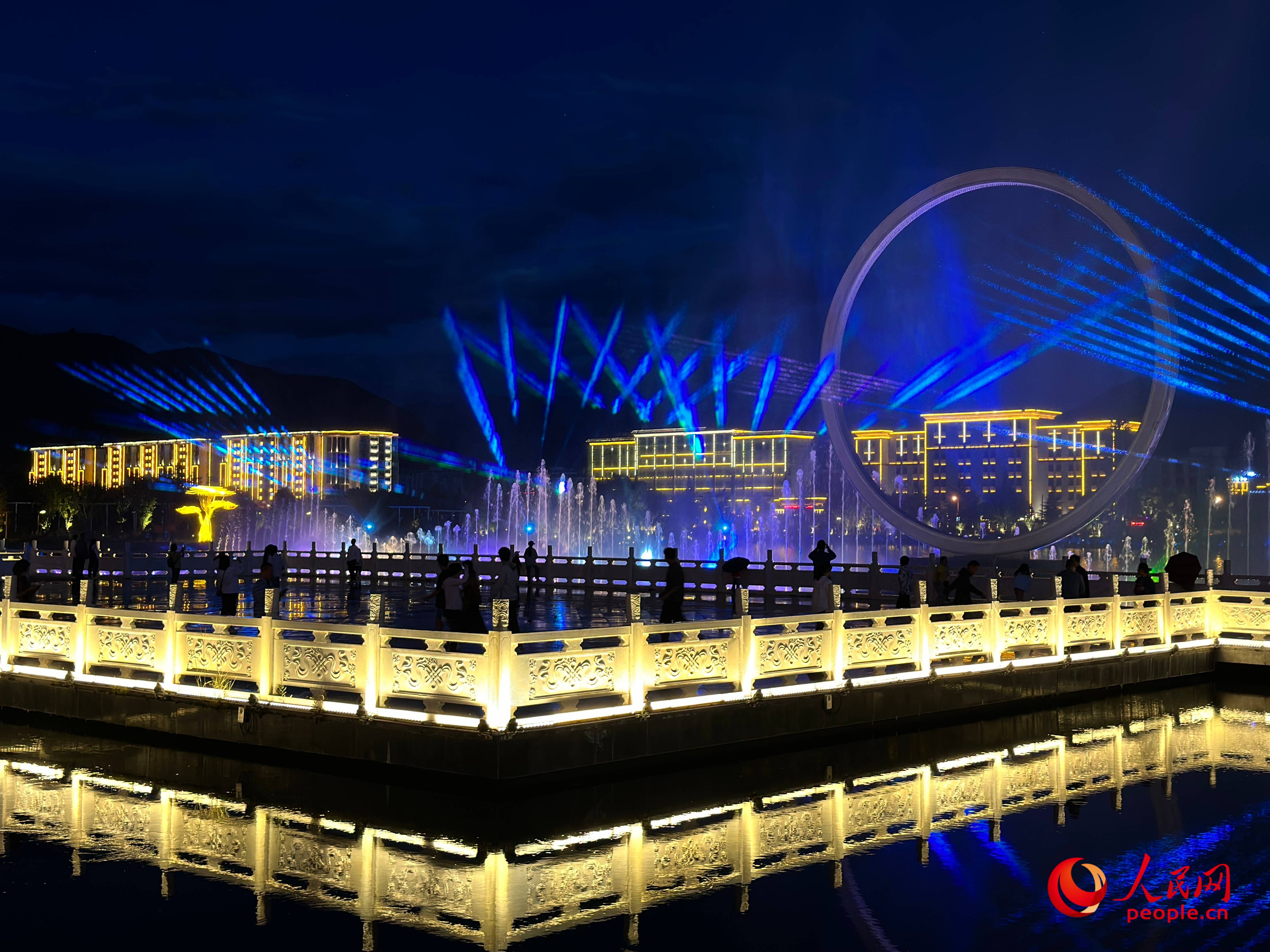 工布公園的音樂水秀噴泉，吸引市民和游客前來拍照打卡。人民網(wǎng) 周靜圓攝