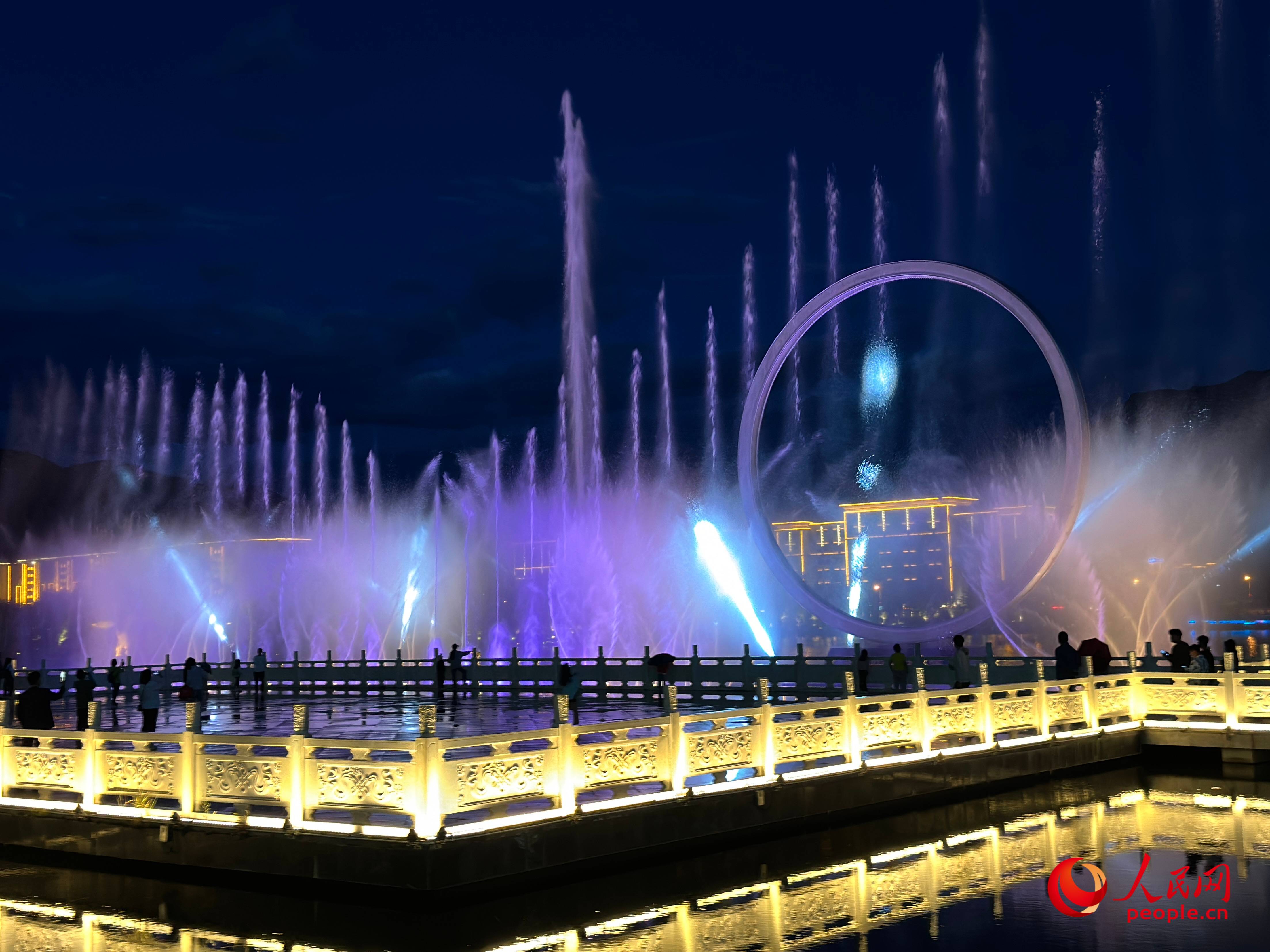 工布公園的音樂水秀噴泉，吸引市民和游客前來拍照打卡。人民網(wǎng) 周靜圓攝