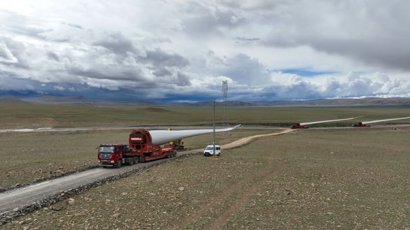 西藏措美哲古風(fēng)電場首批3.6兆瓦風(fēng)電機組運輸。受訪者供圖