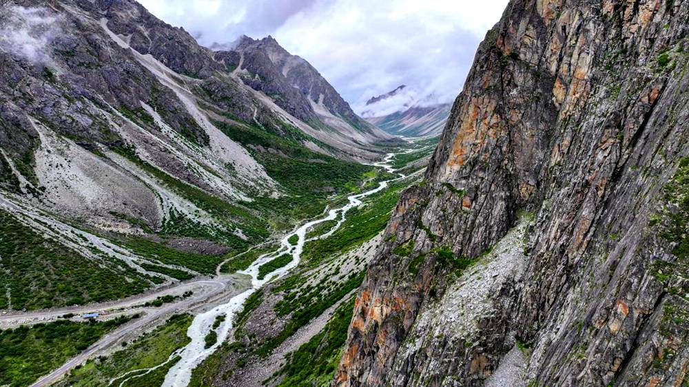 磅礴的河流滋養(yǎng)著山間草木。張澤坤攝