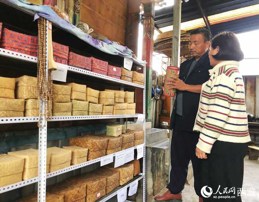 愛明（左一）給游客介紹藤竹產(chǎn)品。