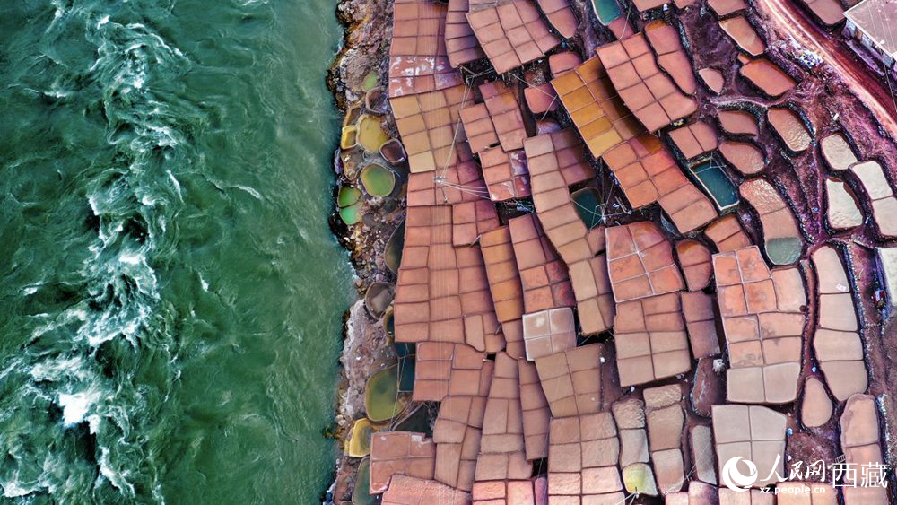 拍攝位于瀾滄江畔的鹽井古鹽田。人民網(wǎng)記者 次仁羅布攝