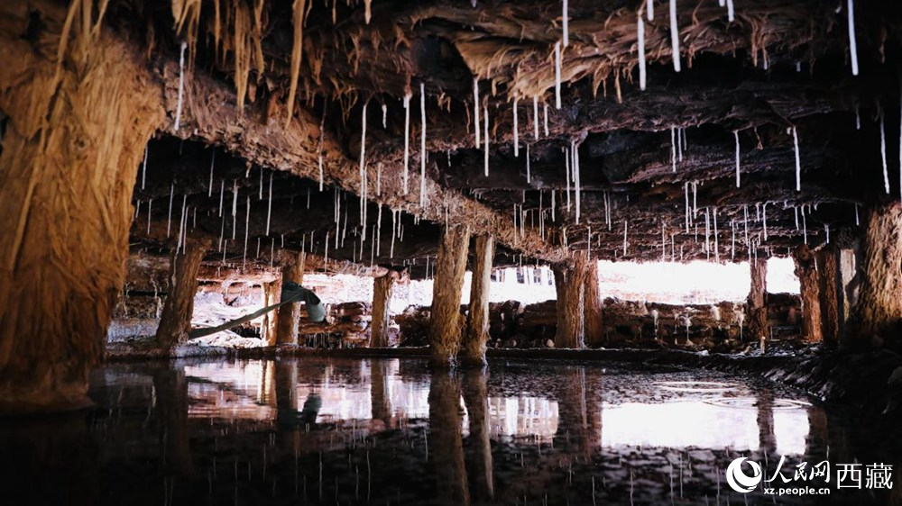 鹽田鹵水滲下的鹽柱。人民網(wǎng)記者 次仁羅布攝