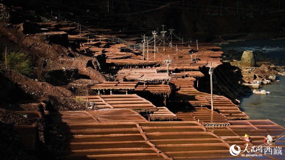 大大小小數(shù)千塊鹽田，形成一道絕美的風景線。人民網(wǎng)記者 次仁羅布攝