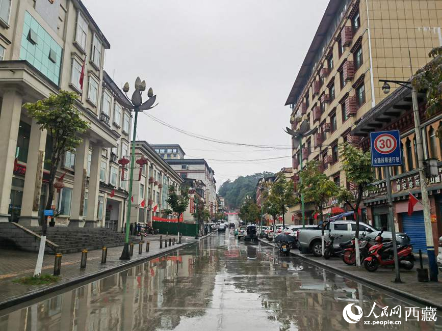 如今的墨脫縣城一應(yīng)俱全。人民網(wǎng) 李海霞攝