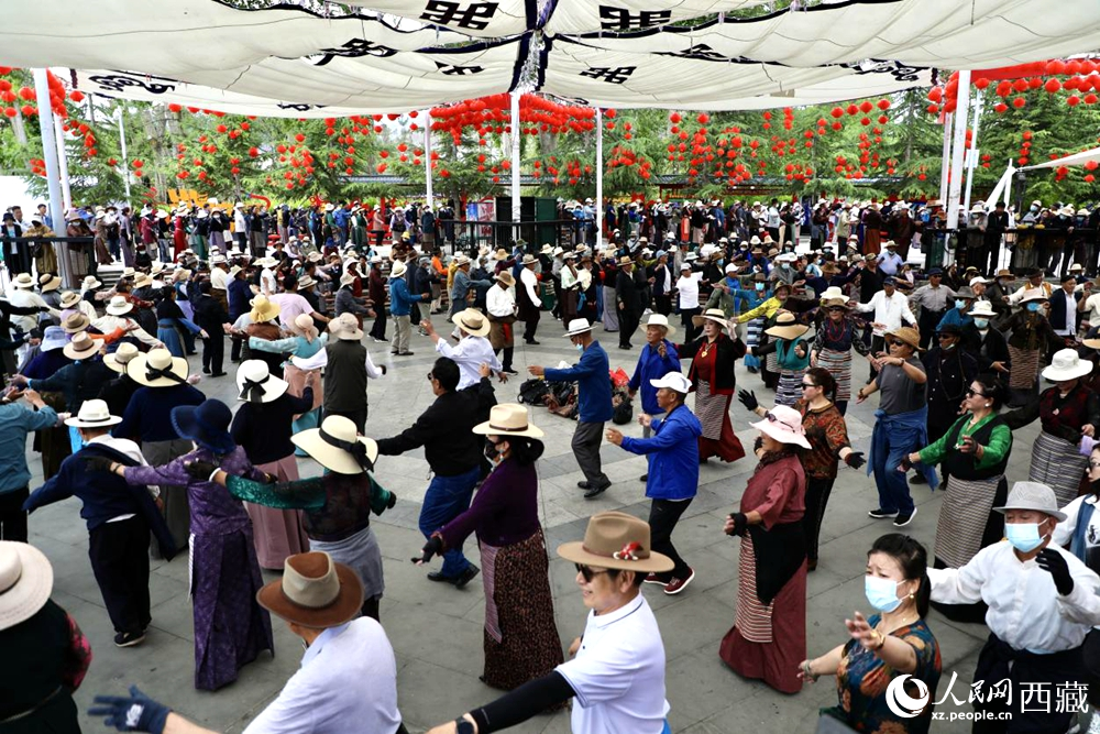 市民在公園內(nèi)跳鍋莊舞。