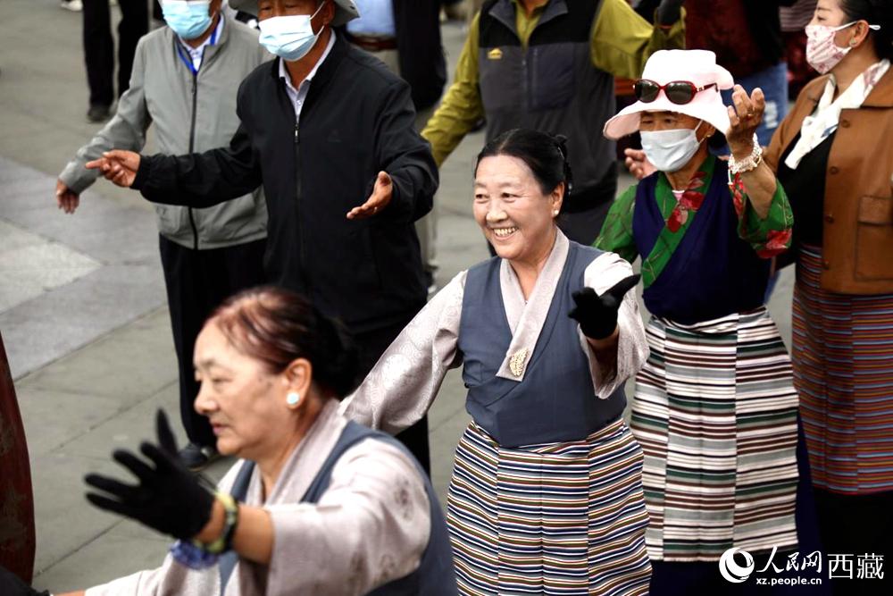 市民在公園內(nèi)跳鍋莊舞。