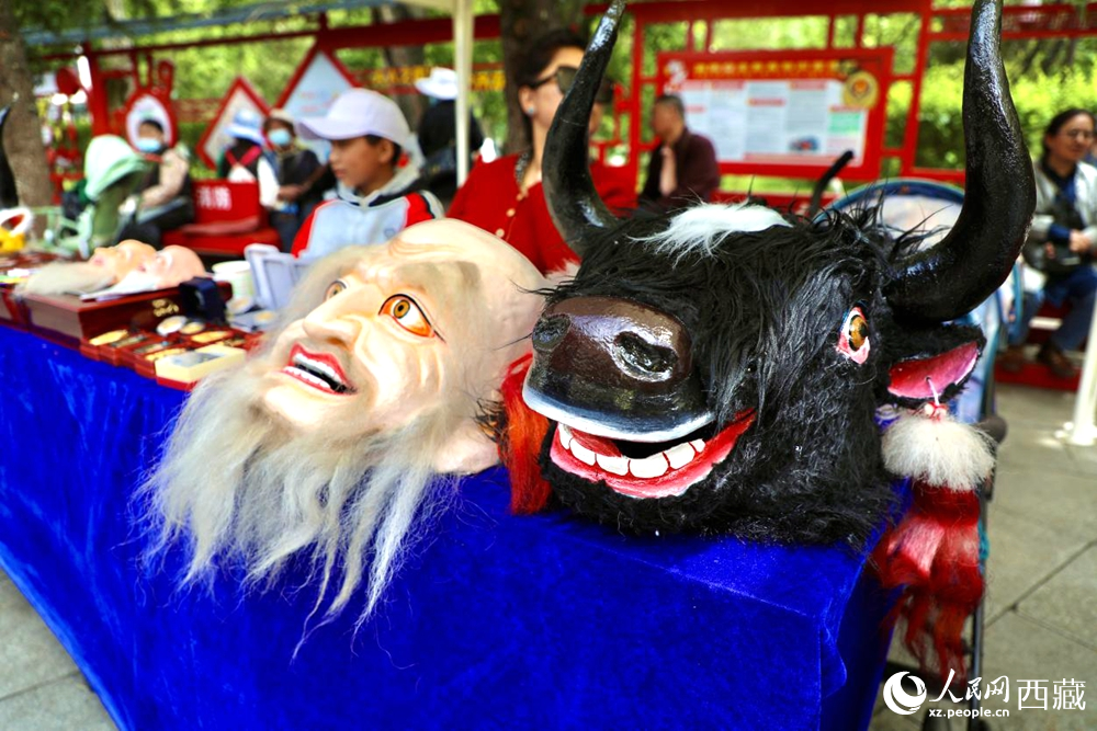 拉薩非遺集市上的藏戲人物與牦牛面具。