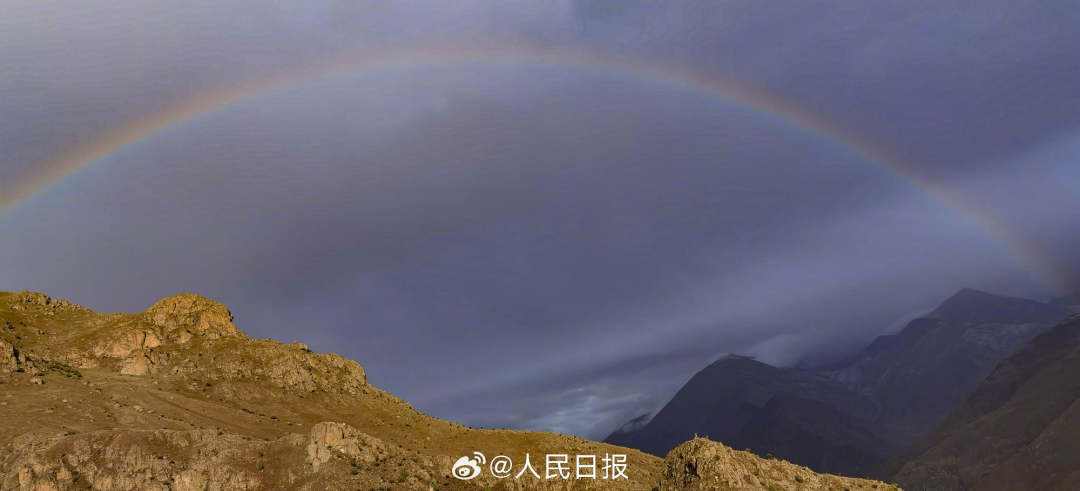 接好運！青藏高原現巨大彩虹橋