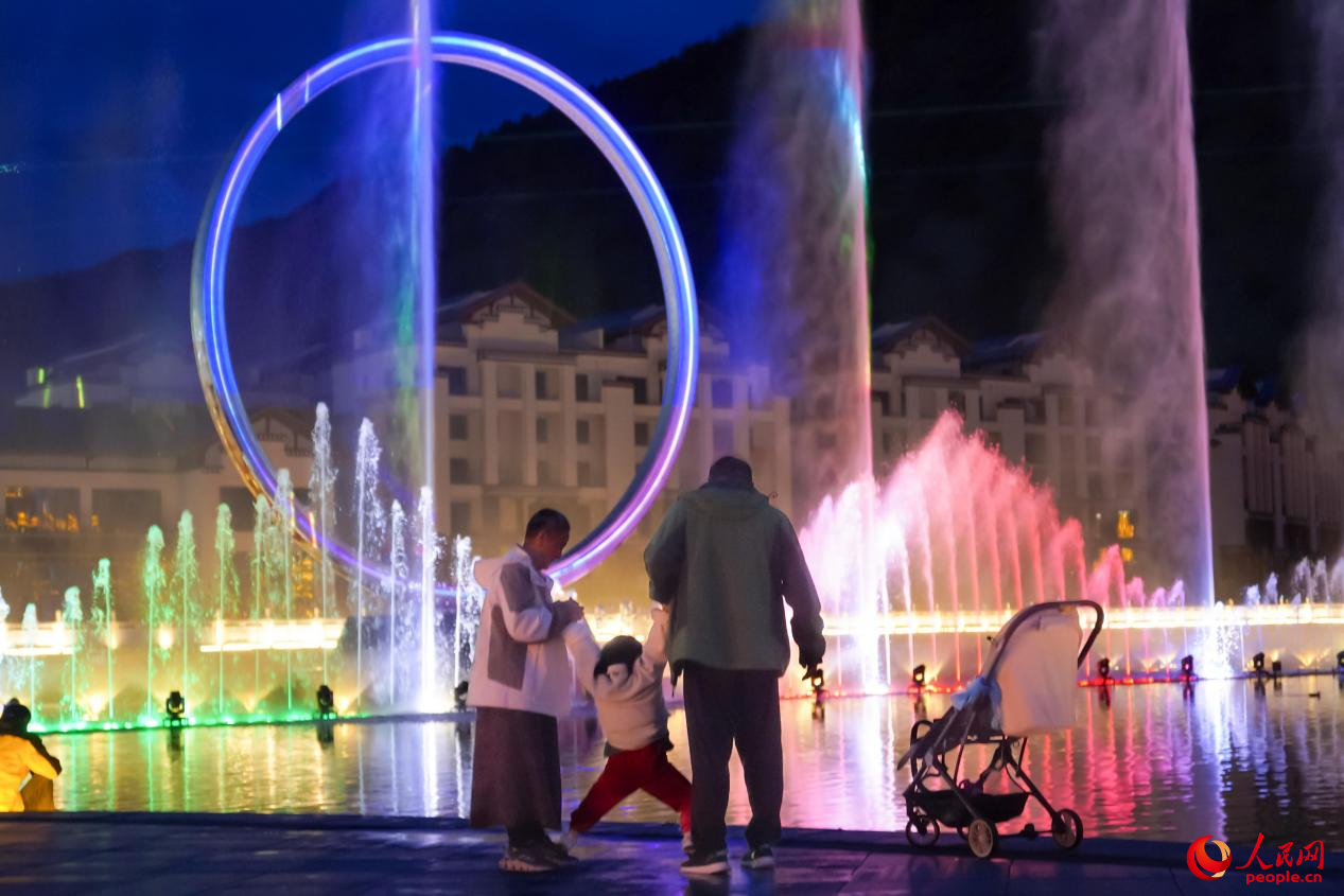 居民在西藏林芝市民族團(tuán)結(jié)廣場上玩耍。人民網(wǎng)記者 趙晨攝