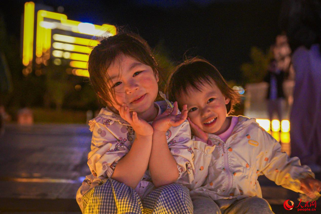 西藏林芝市民族團(tuán)結(jié)廣場上的兒童。人民網(wǎng)記者 趙晨攝