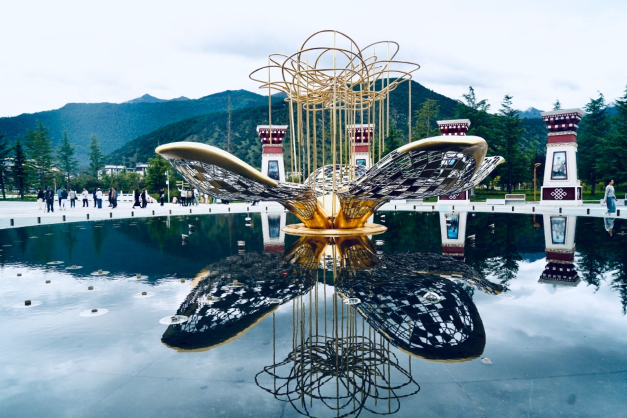 工布公園里的桃花主題雕塑——萬樹桃花。人民網(wǎng)記者 益西康珠攝