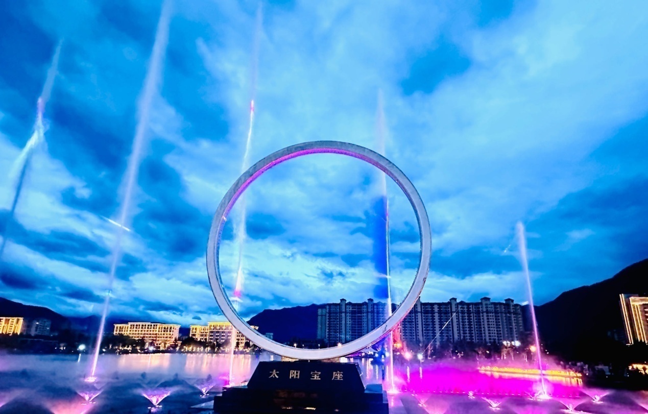 工布公園里的音樂水秀噴泉。人民網(wǎng)記者 益西康珠攝