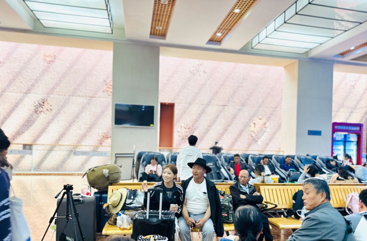 在拉薩火車站候車廳等候列車的乘客。人民網(wǎng)記者 益西康珠攝