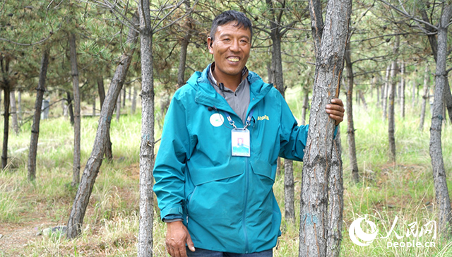 南山公園護(hù)林員扎西曲培。人民網(wǎng)記者 宋子節(jié)攝