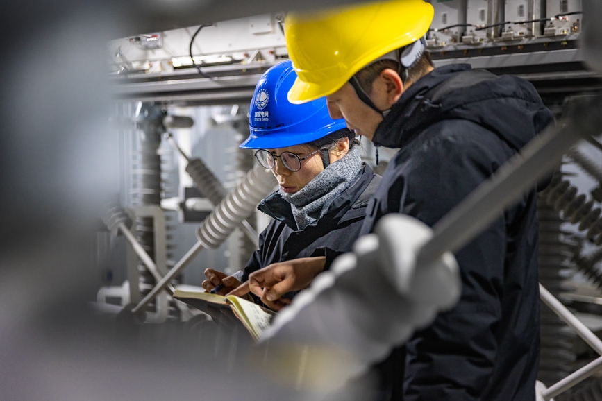 阿里地區(qū)首套電網(wǎng)側(cè)帶超容構(gòu)網(wǎng)型SVG工程現(xiàn)場工作人員正在進行投運前設(shè)備位置檢查。趙清鵬攝