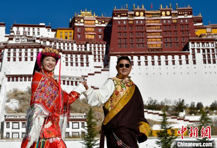 冬游西藏新風(fēng)尚：藏裝拍照、寄明信片成熱門