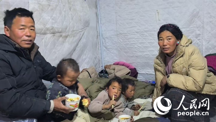 森嘎村村民扎西一家五口。人民網記者 吳雨仁攝