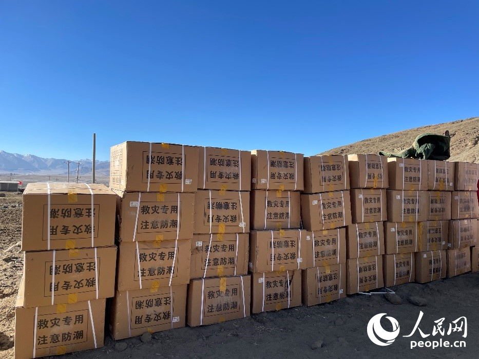 救災物資抵達長所鄉(xiāng)古榮村。人民網記者 郝潔攝