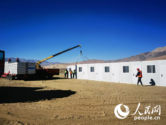 1月9日，在日喀則市定日縣長所鄉(xiāng)森嘎村安置點，工作人員抓緊搭建移動板房，確保受災群眾溫暖過冬。人民網(wǎng)記者 吳雨仁攝