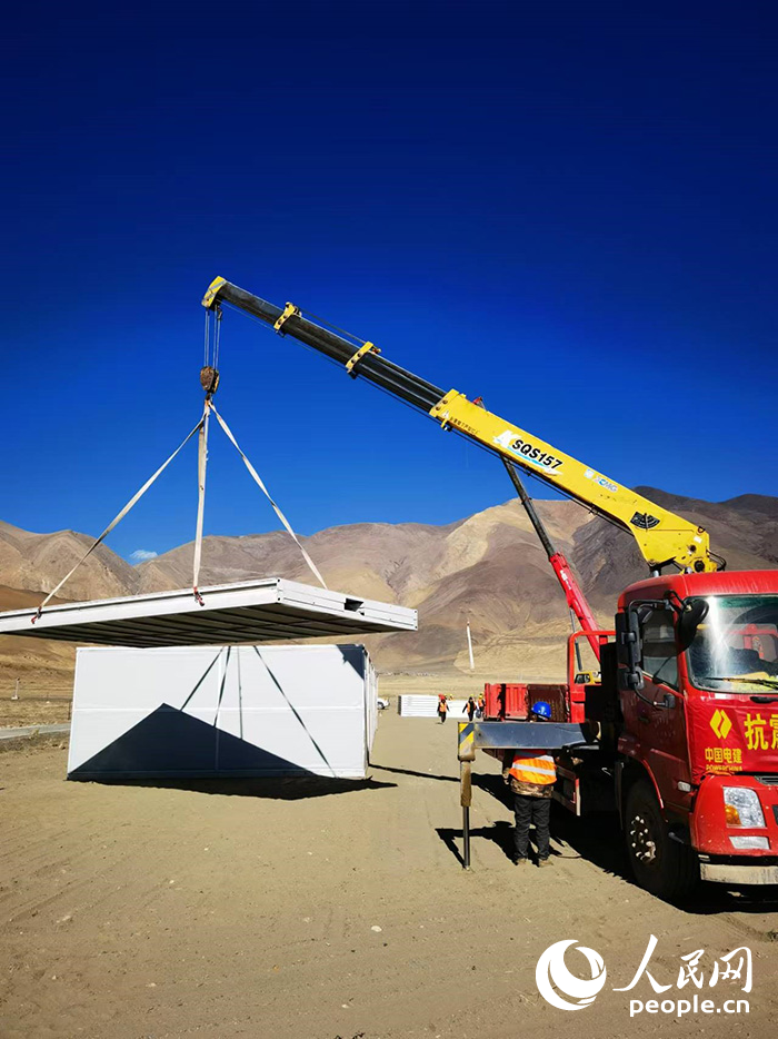 1月9日，日喀則市定日縣長所鄉(xiāng)森嘎村安置點正在吊裝板房。人民網(wǎng)記者 吳雨仁攝