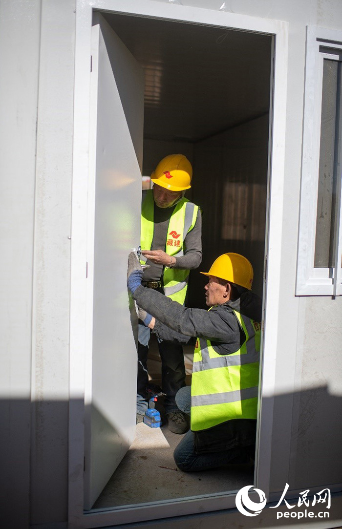 1月9日，在日喀則市定日縣長所鄉(xiāng)古榮村安置點，施工人員正在抓緊搭建移動板房，確保受災群眾溫暖過冬。人民網(wǎng)記者 翁奇羽攝