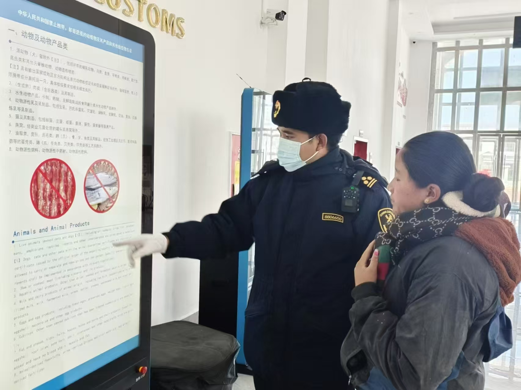 海關(guān)關(guān)員對(duì)入境邊民進(jìn)行禁止攜帶、郵寄進(jìn)境動(dòng)植物及其產(chǎn)品解讀。次旺久美攝