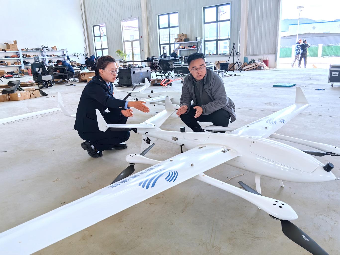 創(chuàng)博通航工作人員向稅務(wù)干部介紹無人機(jī)情況。曲麗攝