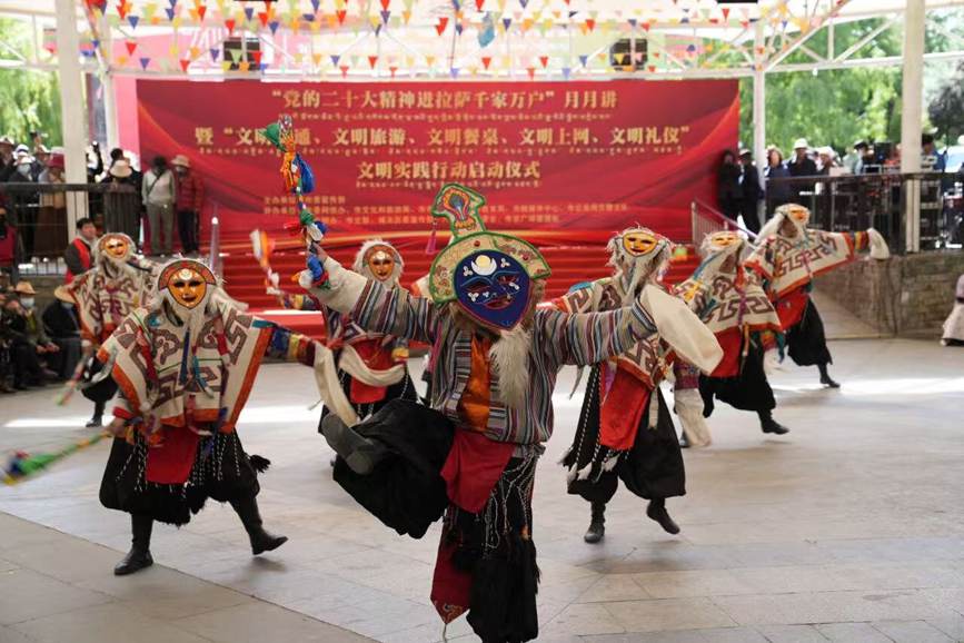 “黨的二十大精神進拉薩千家萬戶”月月講暨“深化移風易俗共建文明拉薩”文明實踐行動啟動儀式在龍王潭公園下沉廣場舉行