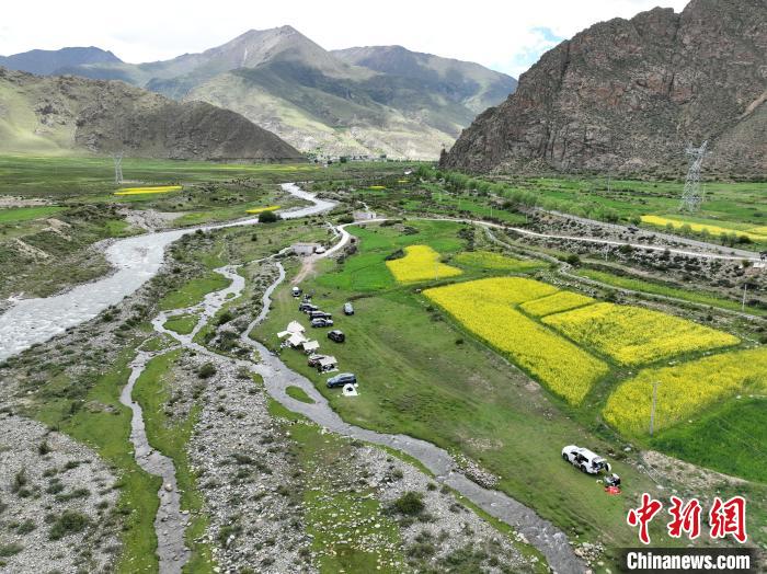 拉薩市民周末“過林卡”暢享夏日好時(shí)光