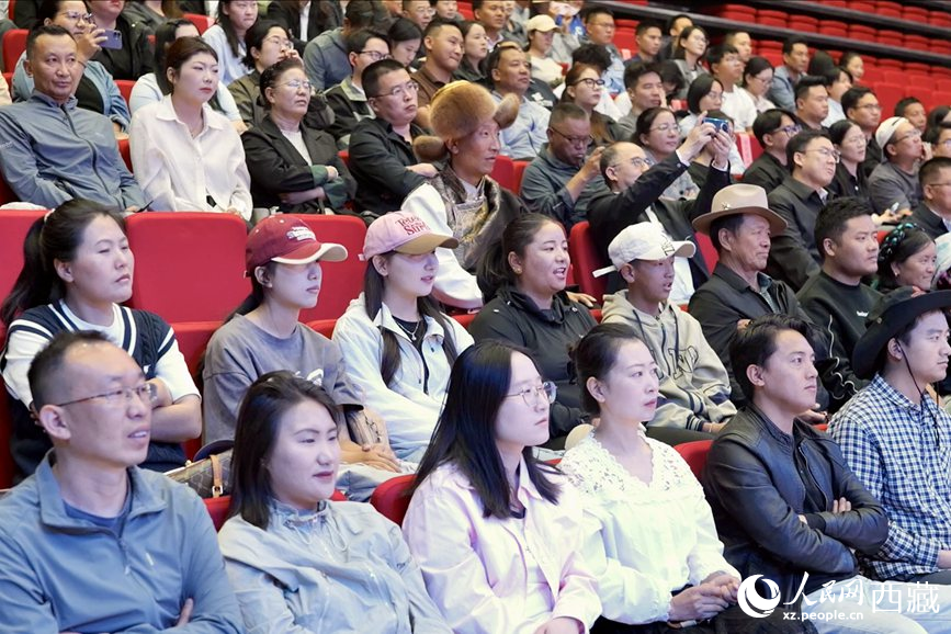 300余名干部職工、群眾代表在現(xiàn)場(chǎng)聆聽講座。人民網(wǎng)記者 次仁羅布攝