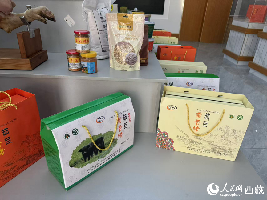 茹巨藏香豬禮盒。羅雨欣攝