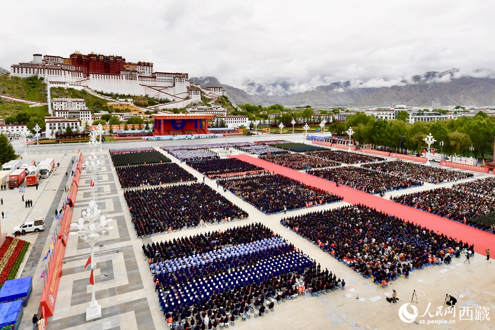 熱烈慶祝西藏自治區(qū)成立60周年大會現(xiàn)場。索朗旺久攝