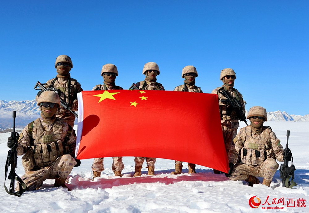 官兵在巡邏點(diǎn)上宣誓。人民日?qǐng)?bào)記者 瓊達(dá)卓嘎攝