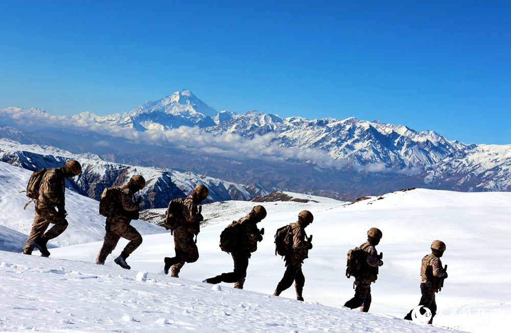 官兵在巡邏。人民日?qǐng)?bào)記者 瓊達(dá)卓嘎攝