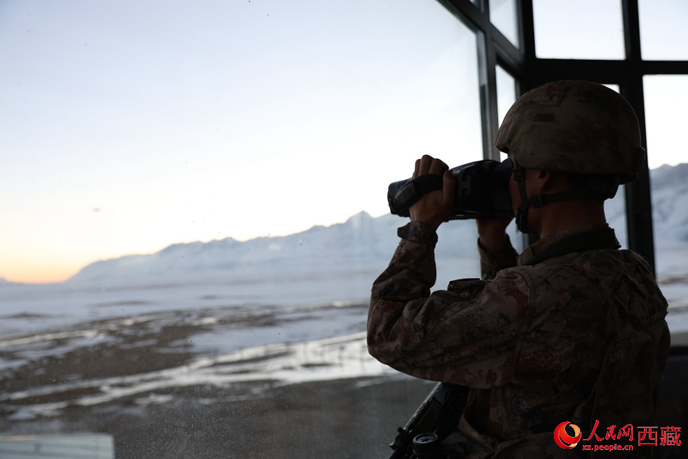 官兵在觀察哨所周邊情況。人民日?qǐng)?bào)記者 瓊達(dá)卓嘎攝