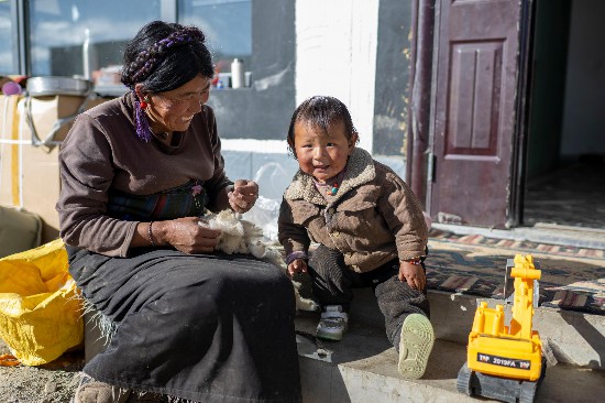 次仁普尺的媽媽在院子里做家務(wù)。人民網(wǎng)記者 翁奇羽攝