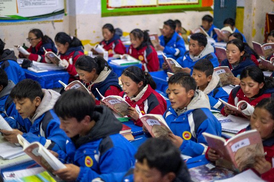 央金和同學(xué)們在教室中上課。人民網(wǎng)記者 翁奇羽攝