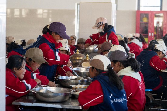 中午時(shí)分，學(xué)生們在食堂用餐。人民網(wǎng)記者 翁奇羽攝