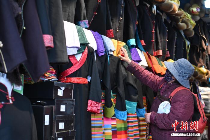 （新春見(jiàn)聞）拉薩藏裝熱銷新年氛圍漸濃