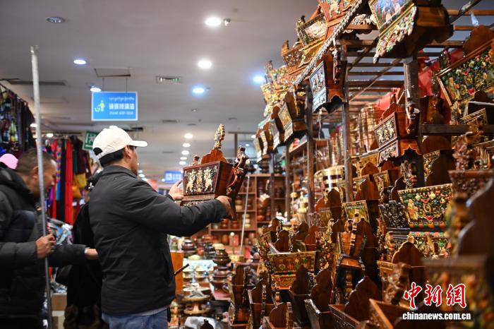 （新春見聞）年貨市場(chǎng)紅火古城拉薩節(jié)日氛圍濃厚