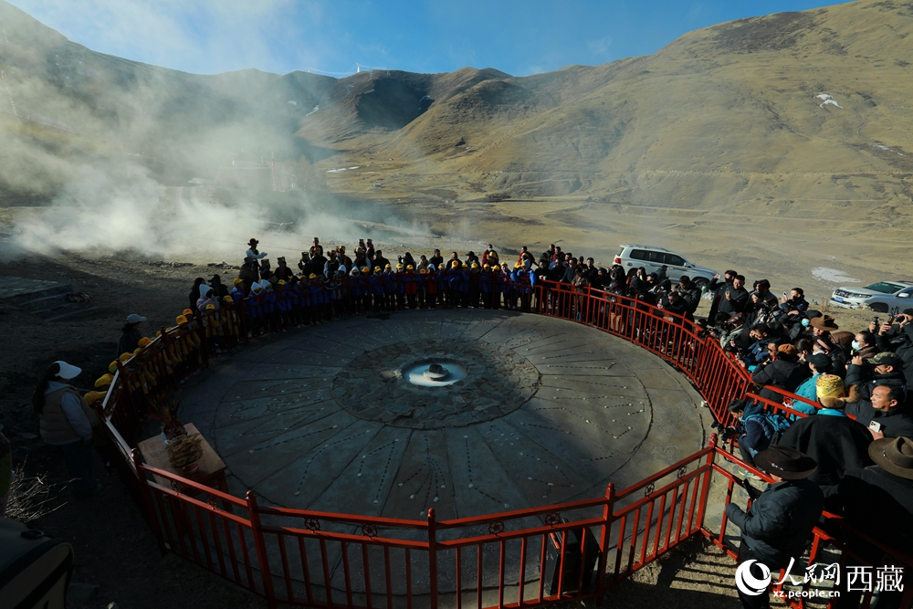 達(dá)普天文觀測(cè)臺(tái)上，陽(yáng)光精準(zhǔn)穿透觀測(cè)房的方孔，投射在測(cè)光石上，標(biāo)志著高原春耕灌溉時(shí)節(jié)正式到來(lái)。人民網(wǎng)記者 吳雨仁攝