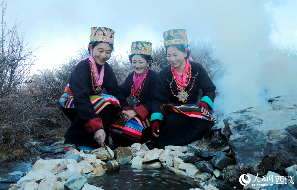 拉東村的婦女們身著盛裝，面帶笑容，用銅勺從溪石間取水，以傳統(tǒng)儀式祈愿新一年五谷豐登、風(fēng)調(diào)雨順。人民網(wǎng)記者 吳雨仁攝