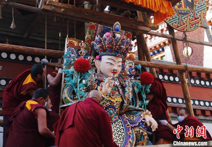 圖為塔爾寺僧人為酥油花搭架子。　馬銘言 攝