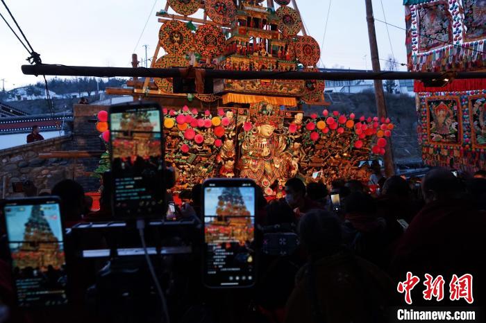 圖為游客直播塔爾寺酥油花展。　馬銘言 攝