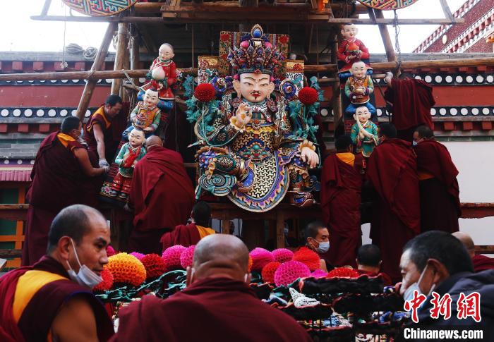 圖為塔爾寺僧人為酥油花搭架子?！●R銘言 攝