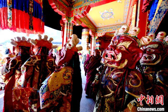 2月19日，楚布寺僧人們佩戴面具準備參加跳神活動?！±盍?攝